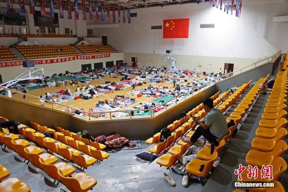 台風「インファ」の影響で市民の一部が体育館に一時避難　上海