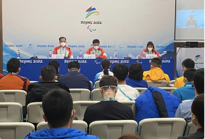 ＜北京冬季パラ＞障害者ランナーがパワードスーツ姿で聖火リレーに登場