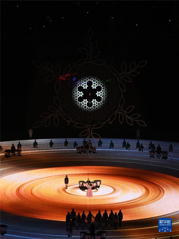 視覚障がい者のバイオリニストの演奏と共に消された聖火　北京冬季パラ閉会式 (4)