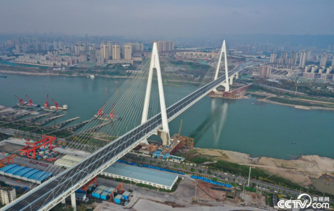 世界最大規模のスパンとなる道路・鉄道両用の鋼トラス斜張橋が開通