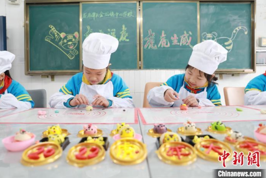 小学生が寅年の飾り蒸しパン作りをして伝統的な年越し文化を体験
