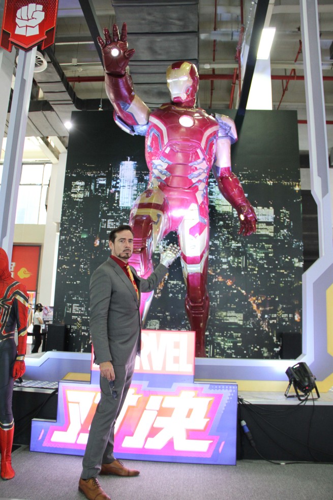 （動画）コスプレの祭典で「アイアンマン」が「DJ Iron Man」に変身