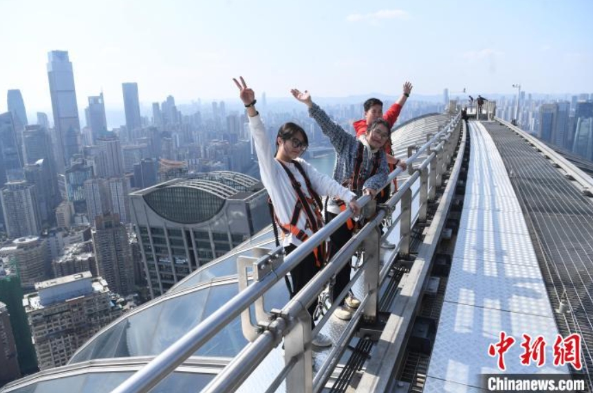 重慶の高層観光ツアー 空中散歩を満喫 と観光客に人気 中国国際放送局