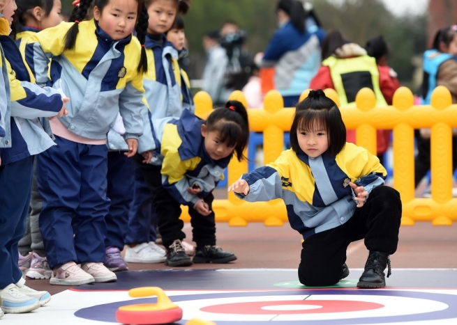 新学期スタート「冬季五輪ゲーム」を楽しむ子供たち　安徽省合肥