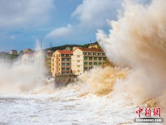台風6号「インファ」が浙江省沿岸に接近　高さ30メートル近くの巨大な波