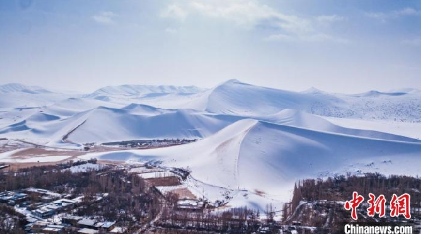 砂漠が一面の銀世界に　甘粛省敦煌に今冬の初雪