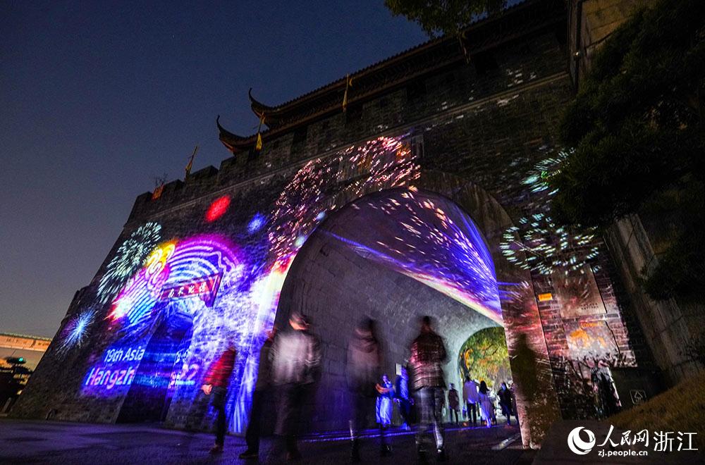 杭州の夜を彩り、アジア大会を歓迎する鼓楼ライトアップショー　浙江省