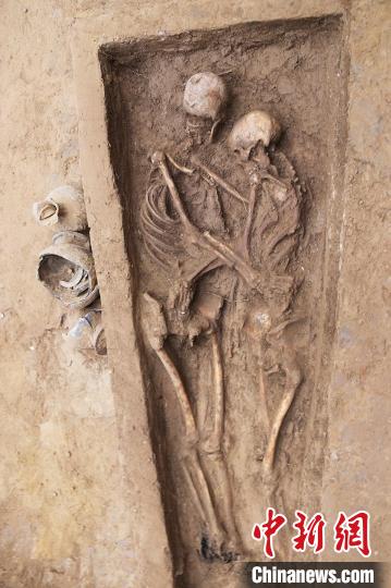北魏時代の「抱き合う男女の遺骨」