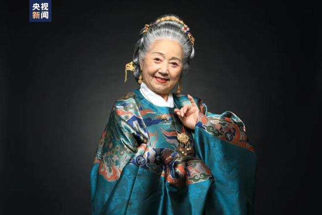 77歳のコスプレ達人 「漢服のおばあちゃん」がネットで人気
