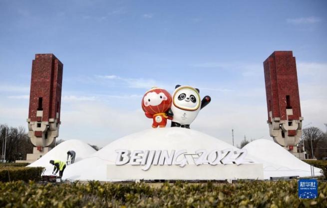 北京冬季五輪のマスコットが北京中軸線に登場