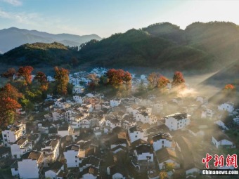 朝霧に包まれた彩り豊かな山村　江西省婺源