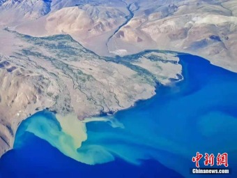 航空機で上空から俯瞰　雄壮で美しいチベットを体験