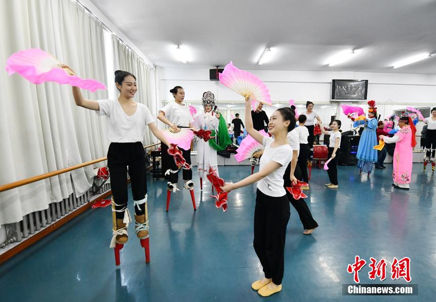 民俗芸能伝承者が大学生に高足踊りをレッスン　吉林省長春