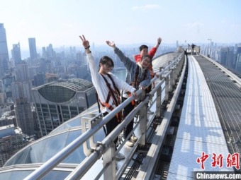 重慶の高層観光ツアー、「空中散歩を満喫」と観光客に人気