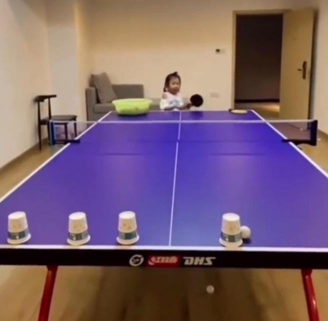 百発百中！紙コップにスマッシュを命中させる5歳の卓球少女　江西省新余