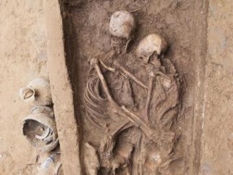 北魏時代の「抱き合う男女の遺骨」