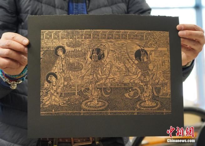 平方寸木版印刷技術で敦煌壁画を制作する職人　甘粛省