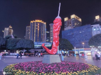 重慶の街中に高さ6メートルの巨大「トウガラシ」登場
