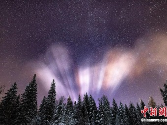 アルタイ地区の山奥でオーロラそっくりの「光柱」現象　新疆