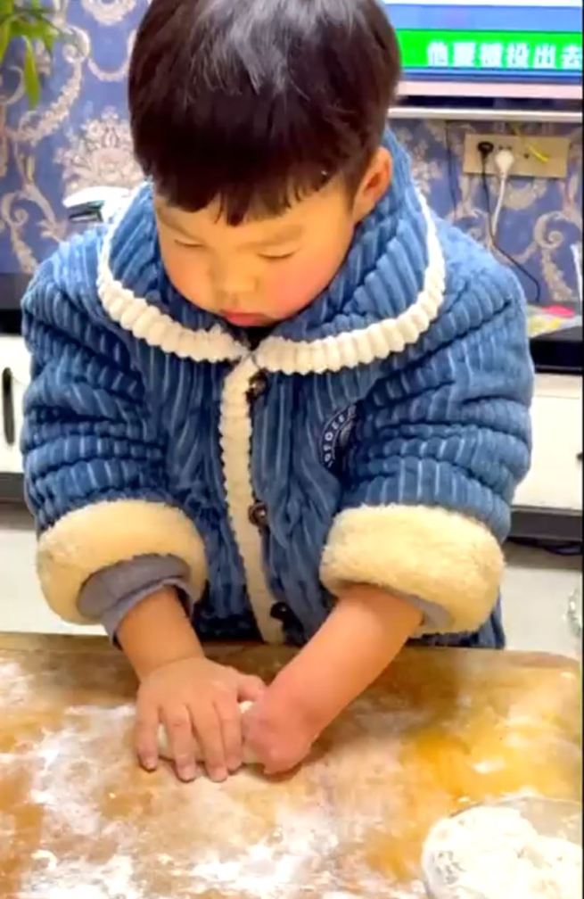 生まれつき左手の指がない4歳男児、餃子を作る姿が感動呼ぶ