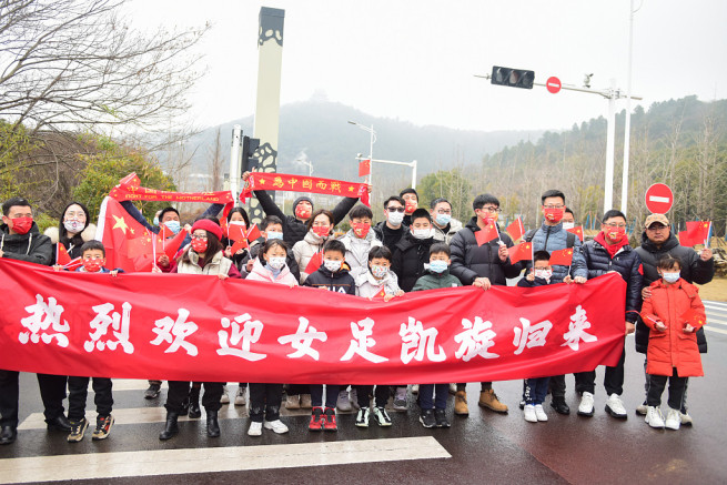 蘇州、凱旋のサッカー中国女子代表を北京五輪の「ビンドゥンドゥン」で歓迎