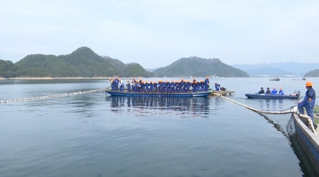 浙江省千島湖　今年初の巨網漁獲が実施