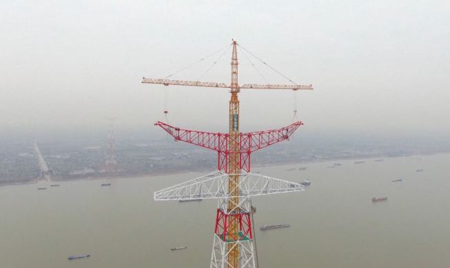 江蘇省に世界最高の送電鉄塔、組み立て完了