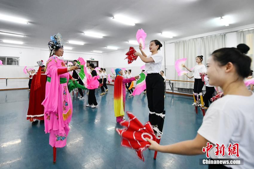 民俗芸能伝承者が大学生に高足踊りをレッスン　吉林省長春