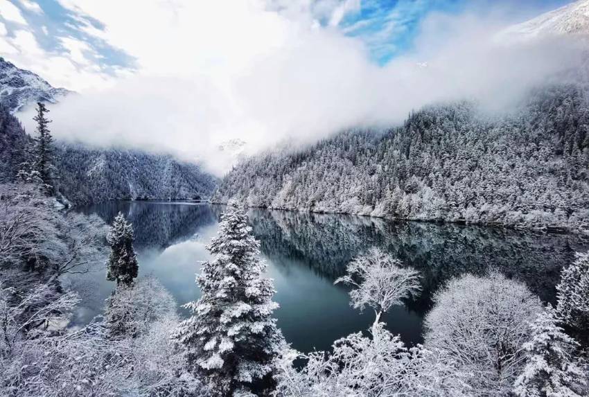 雪に覆われた美しき九寨溝　四川省