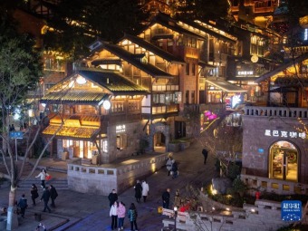 ライトアップされた旧市街区　重慶のナイトエコノミーに新たな活力