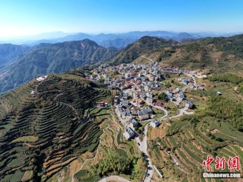 上空から撮影したアモイの山々に包まれる美しい農村　福建省