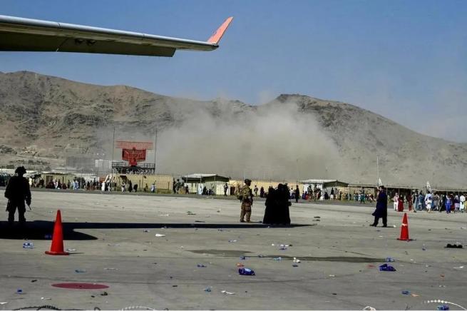 カブール空港で2回の爆発、少なくとも72人死亡、155人負傷＝アフガン報道機関