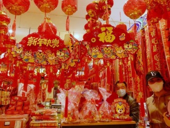旧正月控え、年の瀬ムード高まる市場　北京