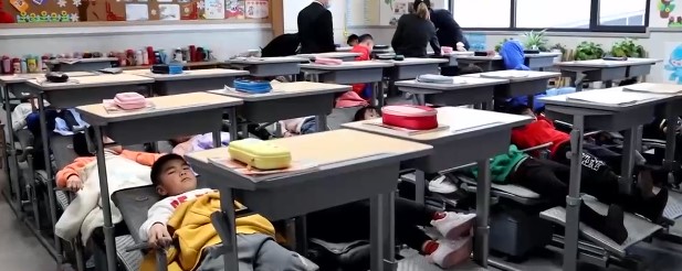 中国の小学校で昼寝人気アイテムが導入
