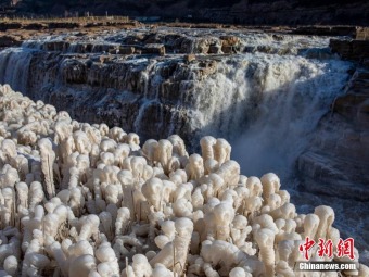 黄河壺口瀑布に滝の氷結現象現る