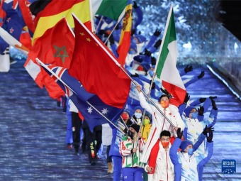笑顔弾ける閉会式入場の各国代表選手　北京冬季五輪