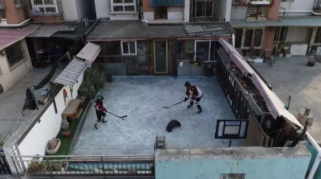 バルコニーがスケートリンク、天津市民が自宅でアイスホッケー楽しむ