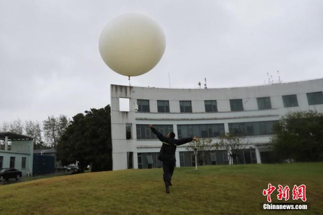 台風6号「インファ」観測のため、高高度気球を放球　上海市 (4)