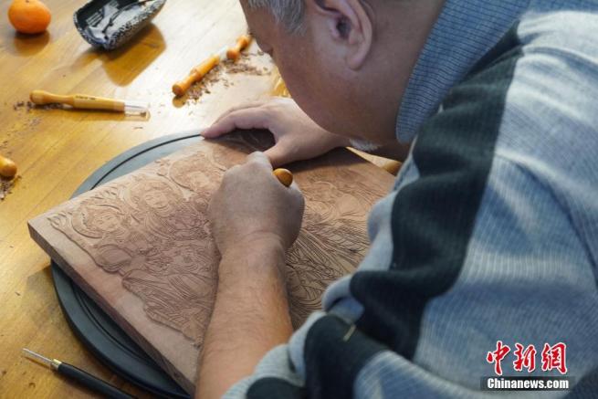 平方寸木版印刷技術で敦煌壁画を制作する職人　甘粛省