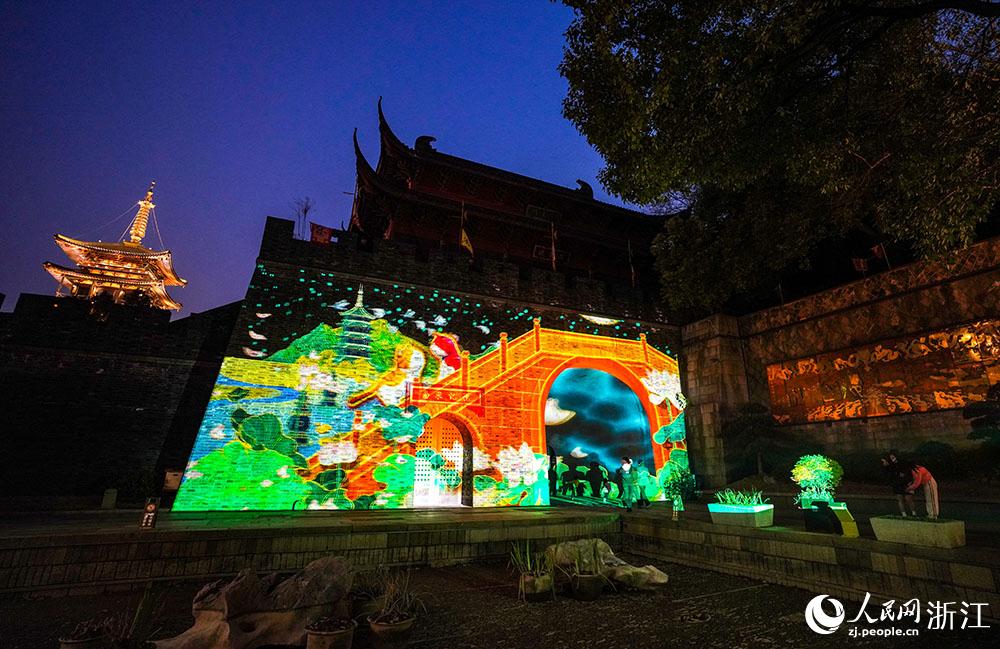 杭州の夜を彩り、アジア大会を歓迎する鼓楼ライトアップショー　浙江省