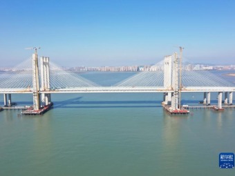 福廈高速鉄道の泉州湾跨海大橋つながる　中国福建省