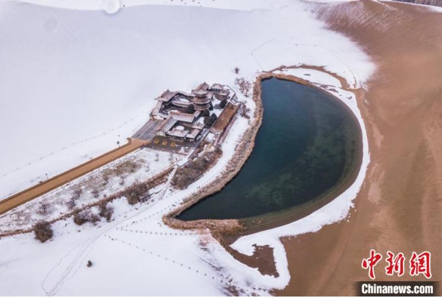 砂漠が一面の銀世界に　甘粛省敦煌に今冬の初雪