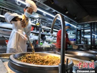 新型コロナ感染対策スタッフに無償で食事を提供するレストラン　貴州省遵義