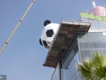ビル屋上から下を眺めるパンダ、成都にまた新たな観光スポット　四川省