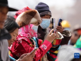 チベット暦の新年を迎える移転した牧民たち　チベット