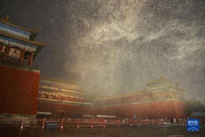 北京市に寒波、一面の雪景色に