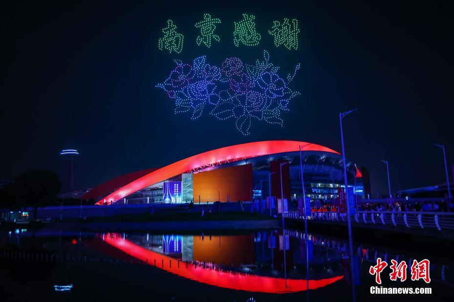 国慶節を祝い夜空を照らすドローンショー　江蘇省南京