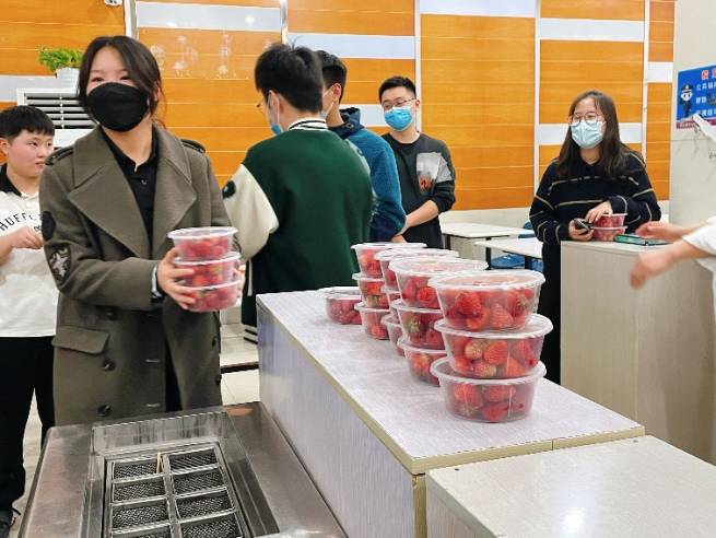 上海体育学院、学生が食堂の職員にマッサージサービス