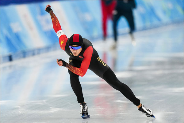 นักกีฬาจีนคว้าเหรียญทองสเก็ตความเร็ว 500 เมตรชาย-ทำลายสถิติโอลิมปิก