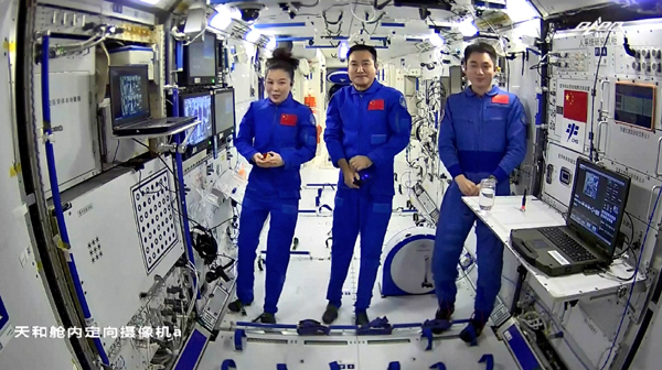 นักบินอวกาศจีนปฏิบัติหน้าที่และใช้ชีวิตบนอวกาศอย่างไร